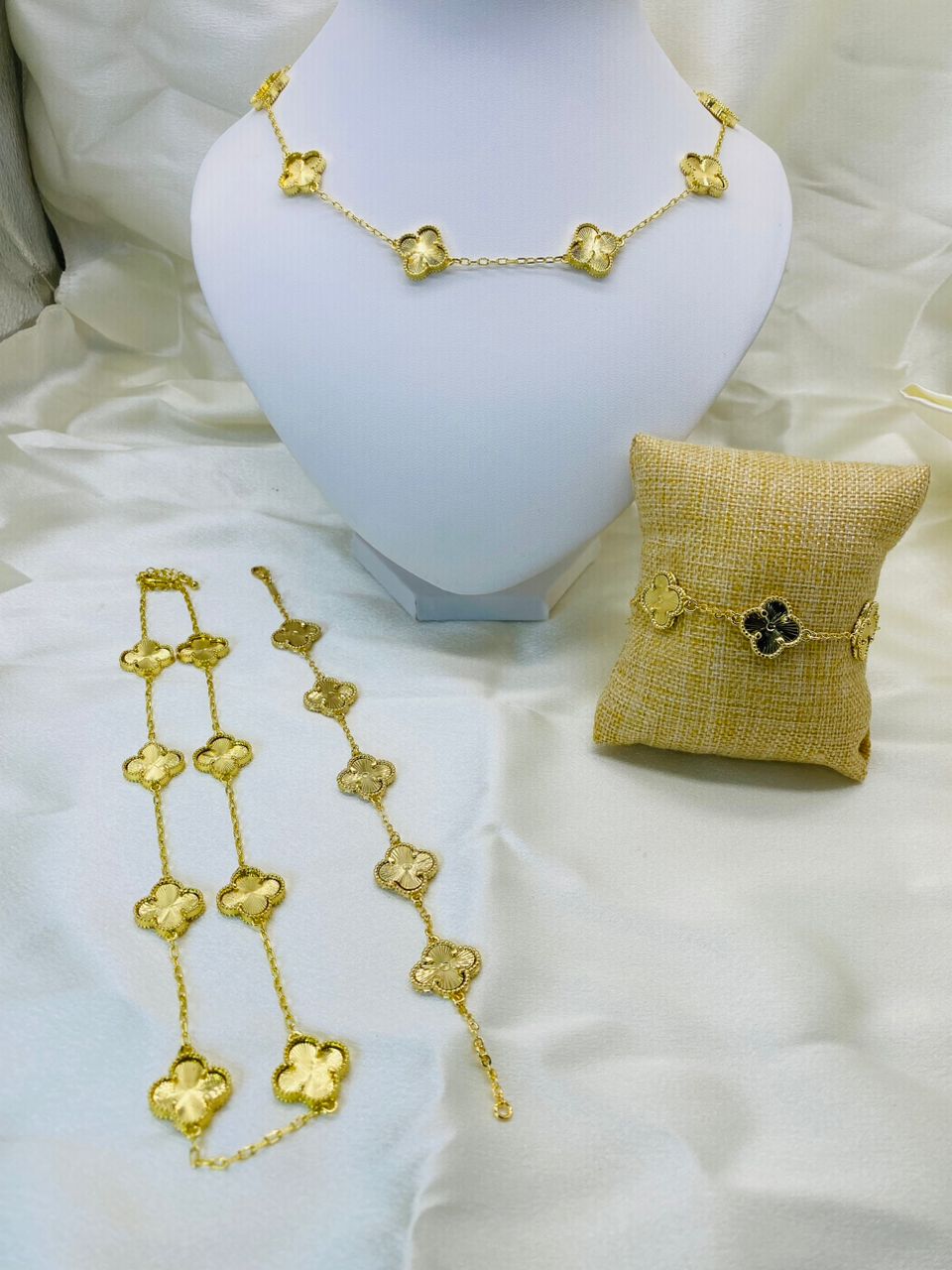 COLLAR Y PULSERA VAN CLEEF DORADO